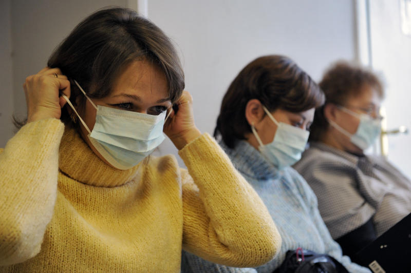 Из-за эпидемии гриппа и ОРВИ пассажиров аэропортов обеспечили масками